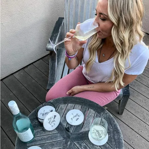 Vista 4 de Posavasos para bebidas absorbentes con soporte, juego de regalo de 6 piezas con 6 frases divertidas para amantes del vino, piedra de cerámica