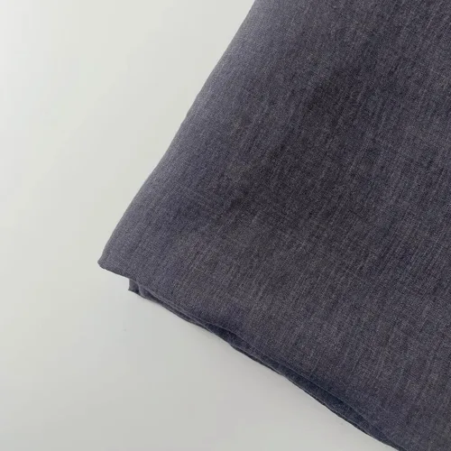 Vista 4 de Tela de lino gris suave al tacto, material transpirable ligero y natural, ideal para ropa elegante y cómoda y proyectos de decoración del hogar