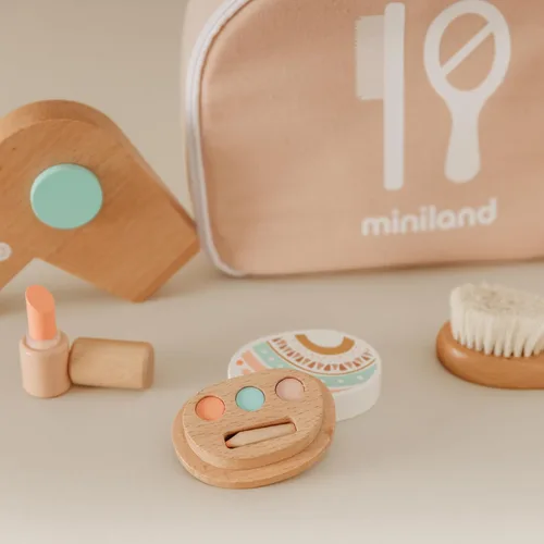 Vista 3 de Miniland Set de belleza de madera para muñecas, juego de accesorios de calidad con 6 piezas de madera y 1 funda de transporte para almacenamiento