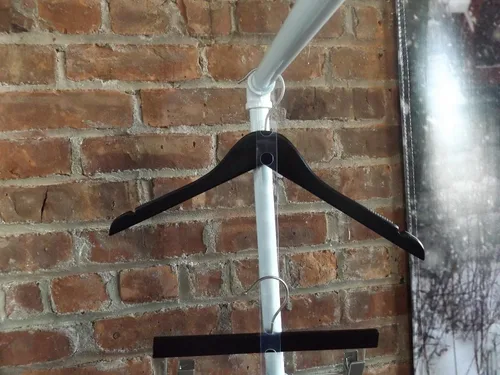 Vista 2 de Conectores de plástico para colgar, tiras coordinadas para exhibición, 11 ranuras, transparentes (paquete de 50)