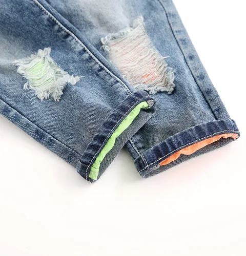 Vista 23 de Conjunto de pantalones de jean para bebés y niños pequeños