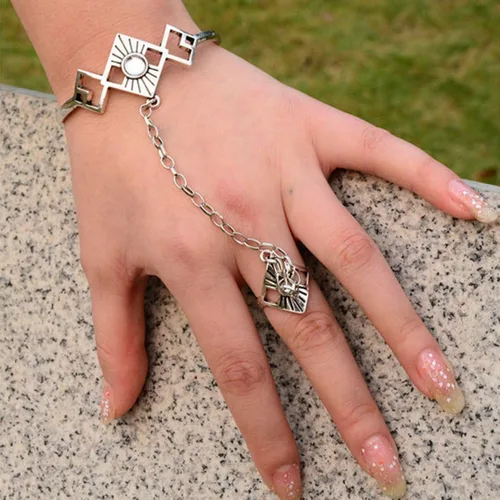 Vista 2 de Sexy Sparkles Retro Bracelet Finger Ring Bangle Slave Chain