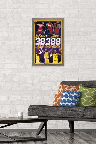 Vista 2 de NBA League - Póster de pared de LeBron James All-Time Scoring Leader, 22.4 pulgadas de largo x 14.7 pulgadas de ancho, versión enmarcada de madera