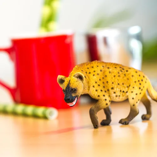Vista 6 de Safari Ltd. Hyena Figurine - Figura realista pintada a mano de 4.25 pulgadas, juguete educativo para niños, niñas y niños a partir de 3 años