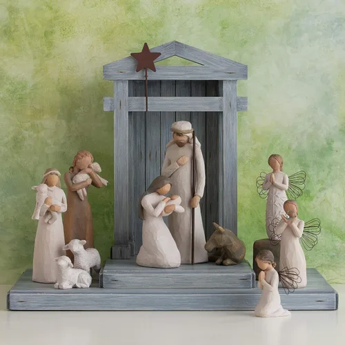 Vista 6 de Willow Tree Paz en la Tierra, un abrazo de paz, figura sostiene cordero como expresión de bendiciones pacíficas para el nacimiento de Navidad