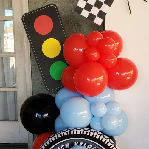 Vista 6 de Kit de guirnalda de arco de globos de auto de carreras, 151 piezas de látex rojo azul y globos de neumáticos de rueda a cuadros para autos