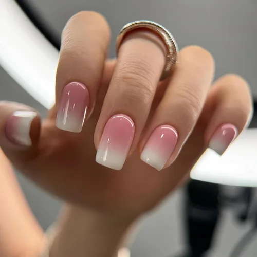 Vista 47 de CurvLife Uñas postizas cuadradas cortas a presión, terciopelo degradado Paris Script