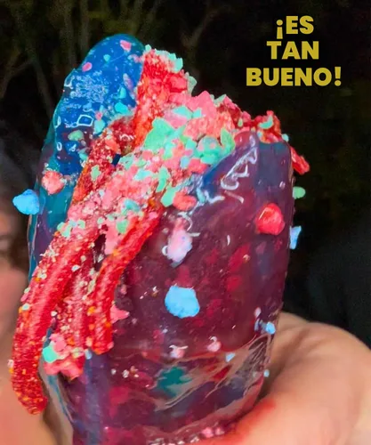 Vista 4 de Kit de Pepinillos de Frambuesa Azul - Con Triturado de Algodón de Azúcar - Bolsa de Regalo de Dulces - (13 PIEZAS) Regalos de Cumpleaños Para Niños