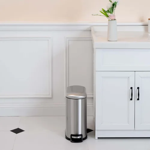 Vista 6 de Amazon Basics Bote de basura pequeño en forma de D con tapa y pedal de cierre suave para baño, dormitorio, sala de estar, oficina, resistente a