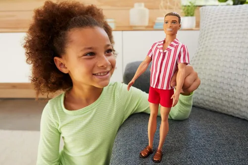 Vista 2 de Barbie 60 aniversario del muñeco Ken con look retro playero, con traje de baño y sandalias, para niños de 3 a 8 años