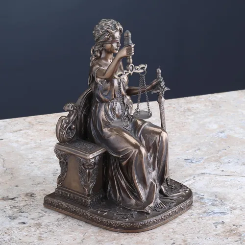 Vista 7 de Señora Justicia sentada con escamas y espada estatua Le Justica