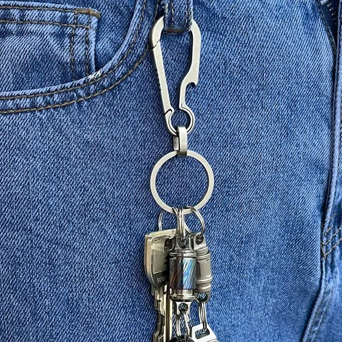 Vista 7 de JVCOM Llavero y llavero de mosquetón de titanio, clip minimalista de titanio con ganchos de liberación rápida para EDC para hombres y mujeres.