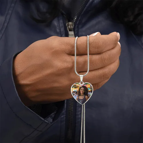 Vista 9 de Collar de corazón de plata con foto personalizada pon tu imagen favorita en esta joyería con tu mensaje personalizado grabado como un regalo