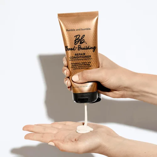Vista 4 de Bumble and bumble. Bond-Building Hair Repair Conditioner Strengthens and Prevents Breakage Smooths Frizz, Adds Shine For Damaged Curly, Wavy