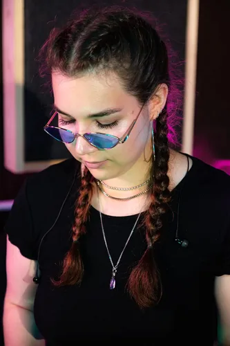 Vista 57 de FEISEDY Gafas de sol de diseñador de moda Retro pequeños pétalos forma arco templo diseño B2298