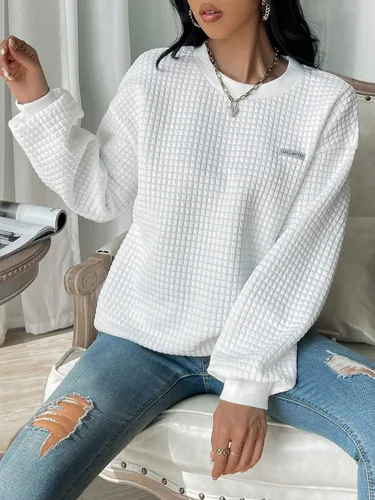 Vista 4 de WDIRARA Sudadera de gran tamaño con detalle de parche de letras para mujer, cuello redondo, manga larga