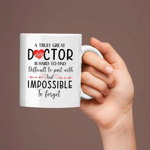 Vista 5 de Taza de café personalizada con nombre "A Truly Great Doctor Is Hard To Find And To Forget", taza de té con estetoscopio, taza de cerámica