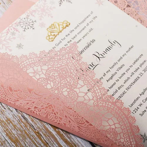 Vista 7 de 5.12 x 7.28 pulgadas, 50 unidades de invitaciones de boda de encaje hueco en blanco rosa con sobres y perlas Bowknot tarjetas de invitación de Rosado