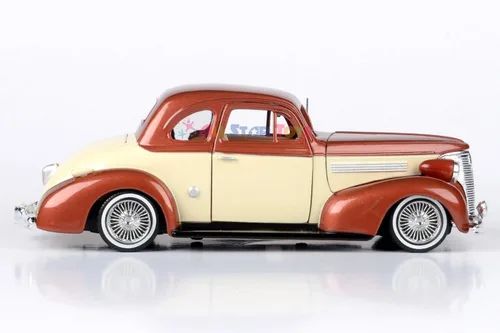 Vista 4 de Motormax 1939 Chevrolet Coupe Lowrider 1:24 Modelo fundido a troquel marrón/crema Get Low Series 79028 por All Star Toys