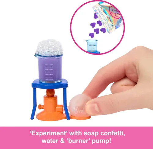 Vista 4 de Barbie Muñeca científica y accesorios con muñeca rubia de moda, mesa de laboratorio, microscopio, vaso de precipitados que cambian