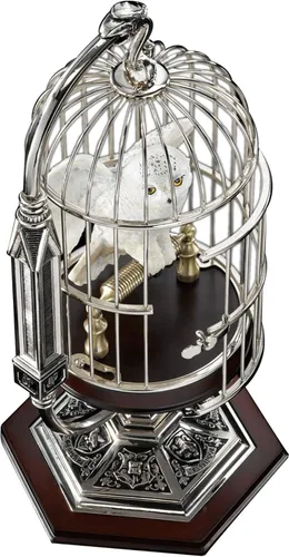 Vista 2 de The Noble Collection Harry Potter Hedwig miniatura en jaula – Escultura de búho nevado de resina en pedestal de metal y madera – Set de película