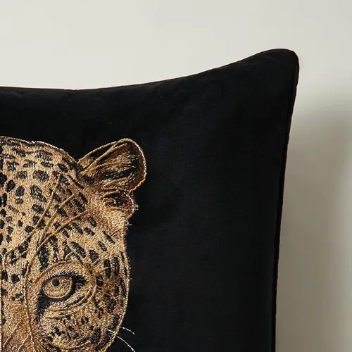 Vista 2 de Z Gallerie Namir - Almohada bordada de leopardo de 22 pulgadas, lujosa manta decorativa de terciopelo negro con funda extraíble e inserto de plumas