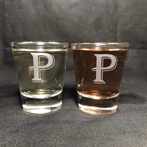 Vista 15 de Juego de 2 vasos de chupito con letras de monograma de 1.5 oz (B)
