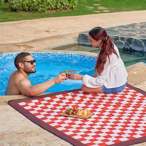 Vista 8 de Cozy Club Manta de picnic impermeable – Alfombra plegable para exteriores de 60 x 70 pulgadas con estacas, bolsillo y correa para el hombro Manta