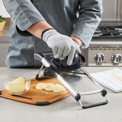 Vista 5 de Restaurantware Rebanadora de mandolina ajustable de acero inoxidable, cortador de verduras estándar alemán con protector de cuchilla, guantes