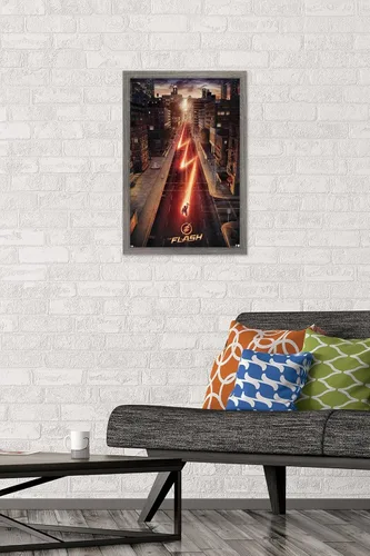 Vista 2 de Trends International DC Comics TV - The Flash - Póster de pared de una hoja de calle, 14.725 x 22.375 pulgadas, versión enmarcada de madera