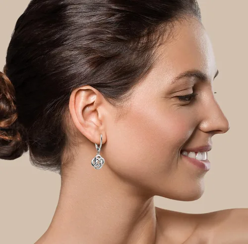 Vista 2 de Aretes de plata de ley con nudo de amor, colgantes con cierre catalán