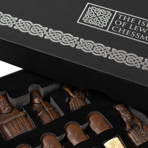 Vista 8 de The Isle of Lewis Chessmen - Juego de ajedrez oficial de Lewis Regency - 4 edición Queen