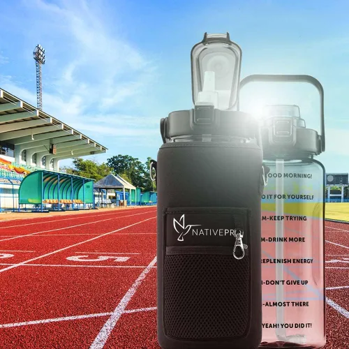 Vista 8 de NATIVEPRO Botella de agua de medio galón con funda de 64 oz (2 L). Botella de agua inspiradora con popote y tiempo para beber.