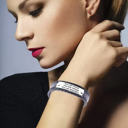 Vista 6 de Regalos inspiradores para mujeres con texto en inglés "You are Loved You are Valued You are Beautiful", pulsera inspiradora de cuero apilable