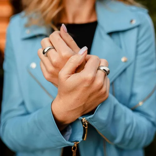 Vista 2 de WFYOU Juego de 6 anillos gruesos chapados en oro de 18 quilates para mujeres y niñas, con sello trenzado trenzado de oro grueso, anillo