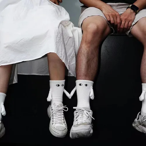 Vista 3 de Lizxun Calcetines tomados de la mano,Divertidos pares magnéticos de mano a mano calcetines de tubo medio,Calcetines novedosos para muñecas 3D