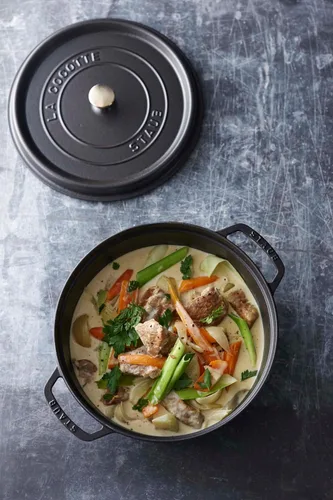 Vista 9 de Staub olla de hierro cocotte redonda de 6-1/4 cuartos de galón, Negro mate Perfect for Batch Cooking, Meal Prep & Large Meals. Braise, Roast &