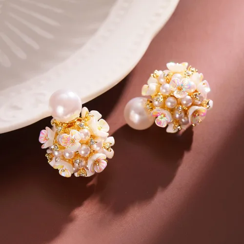 Vista 2 de Aretes de bola de flor de perlas, aretes de bola blanca para mujeres y niñas, Zinc, Perla