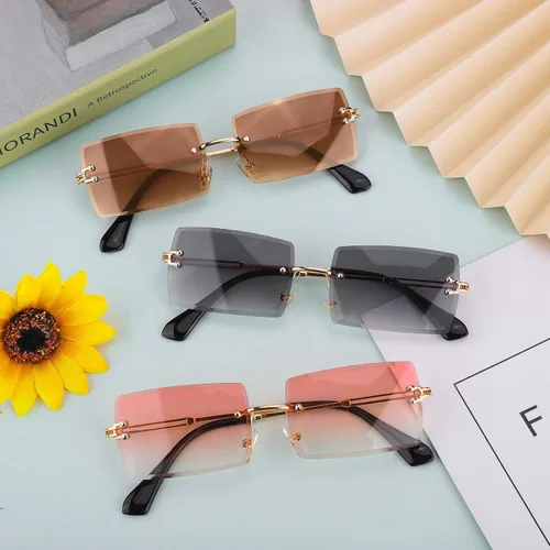 Vista 4 de URATOT Gafas de sol rectangulares sin montura transparente retro gafas de sol vintage con marco de metal para mujeres y hombres Transparenteazul