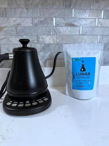Vista 2 de Lunar Coffee Lab Café orgánico medio tostado medio descafeinado medio – Proceso de agua de montaña medio descafeinado Guatemala, mitad reliquia