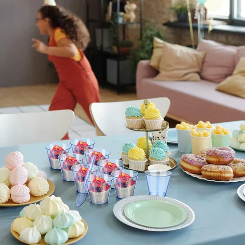 Vista 5 de Tanlade Juego de 100 tazas de postre de 5 onzas con cucharas, vasos de plástico de color para bodas, fiestas de cumpleaños, helados, postres de Azul