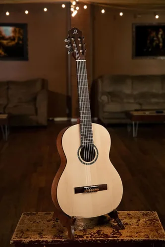 Vista 3 de Ortega Student Series Pro - Guitarra clásica de nailon de 6 cuerdas de tamaño completo, parte superior de abeto Engelmann sólido, satén natural (R55)