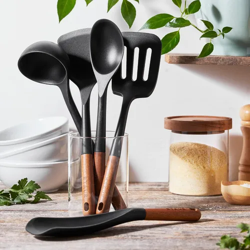 Vista 2 de STAUB Juego de utensilios de cocina de silicona con mango de madera de 5 piezas Negro mate