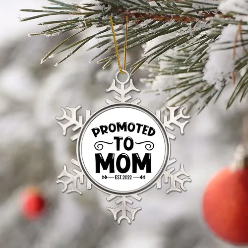 Vista 4 de Promoted to Mom Est 2022 Adornos de metal divertidos adornos de Navidad, recuerdo colgante de copo de nieve para invierno, Año Nuevo, decoración