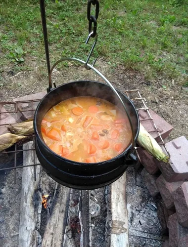 Vista 4 de Cuisiland Olla de caldero Potjie de hierro fundido de 8.5 cuartos con tapa y 3 patas, olla pre-sazonada estilo sudafricano para cocinar al aire