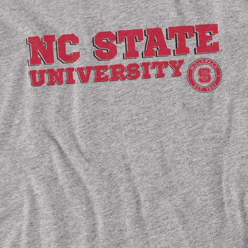 Vista 2 de North Carolina State University Camiseta unisex para adultos con texto en bloque