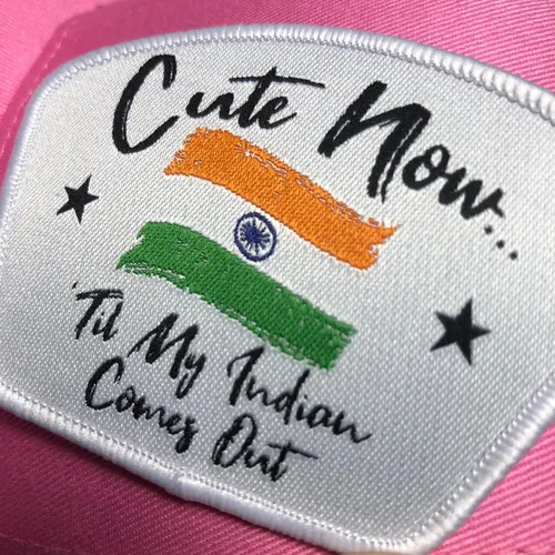 Vista 2 de Til My Indian Comes Out Country Pride India Flag Heritage Gorra ajustable de malla para camionero Black/Black
