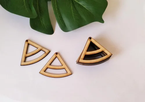 Vista 2 de 30 piezas de aretes de madera triangular, aretes en blanco de macramé, proyectos de madera para proyectos de bricolaje, suministros de macramé