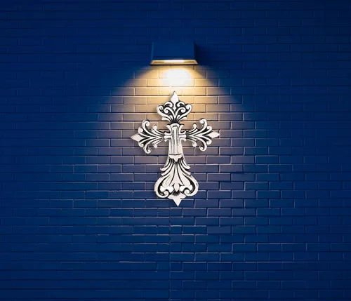 Vista 5 de Ardour Cruz de pared de plata antigua y negra para decoración del hogar. Cruz decorativa de metal para colgar en la pared, 6.5 x 9 pulgadas