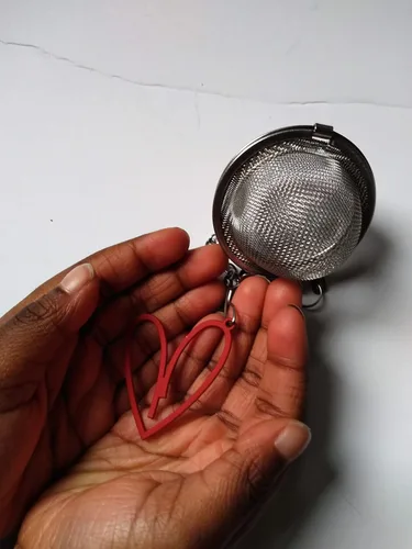 Vista 3 de Infusor de té suelto con dije de corazón rojo